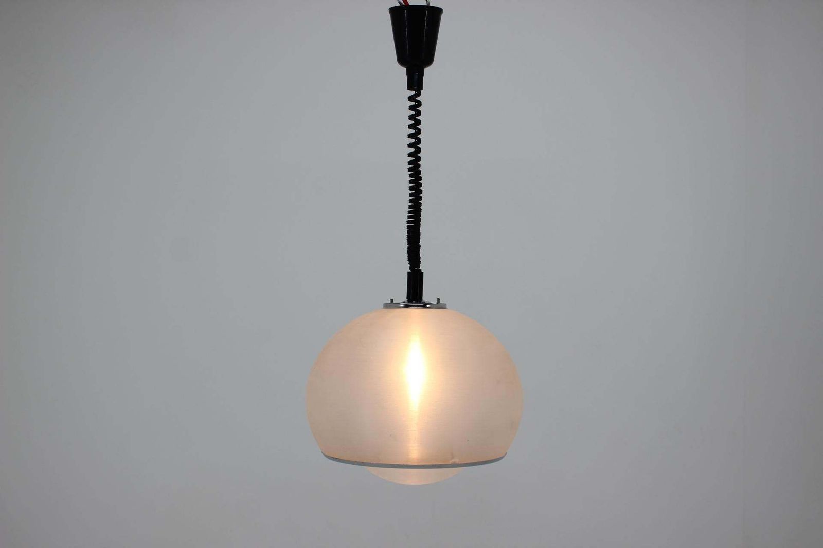 Mid-century hanglamp, ontwerp Harvey Guzzini, 1970 photo Verlichting