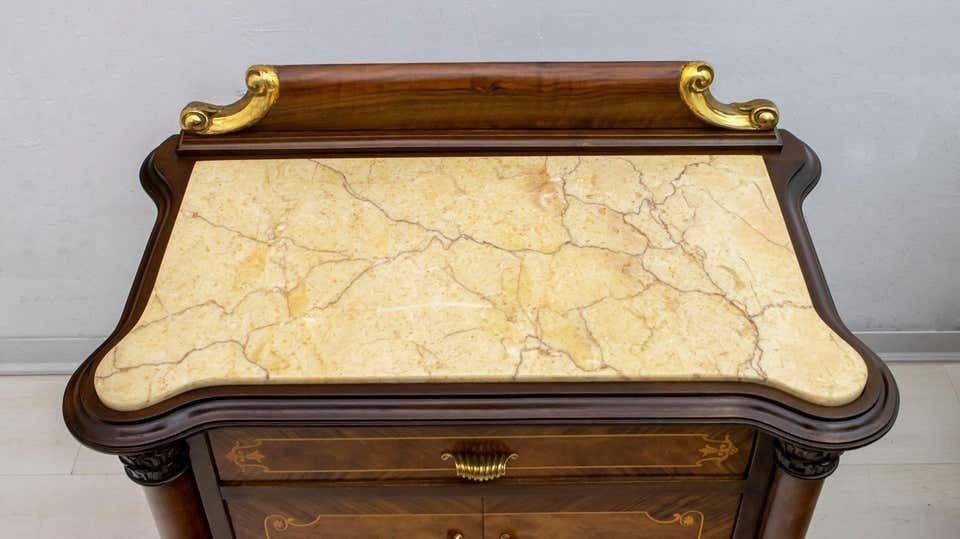 photo vintage Pair Of Mid Century Italian Walnut And Cream Valencia Marble Nightstands, 1940s