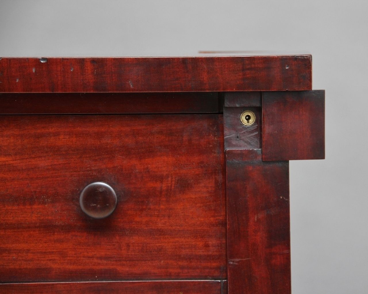 photo vinterior 19th Century Mahogany Wellington Chest