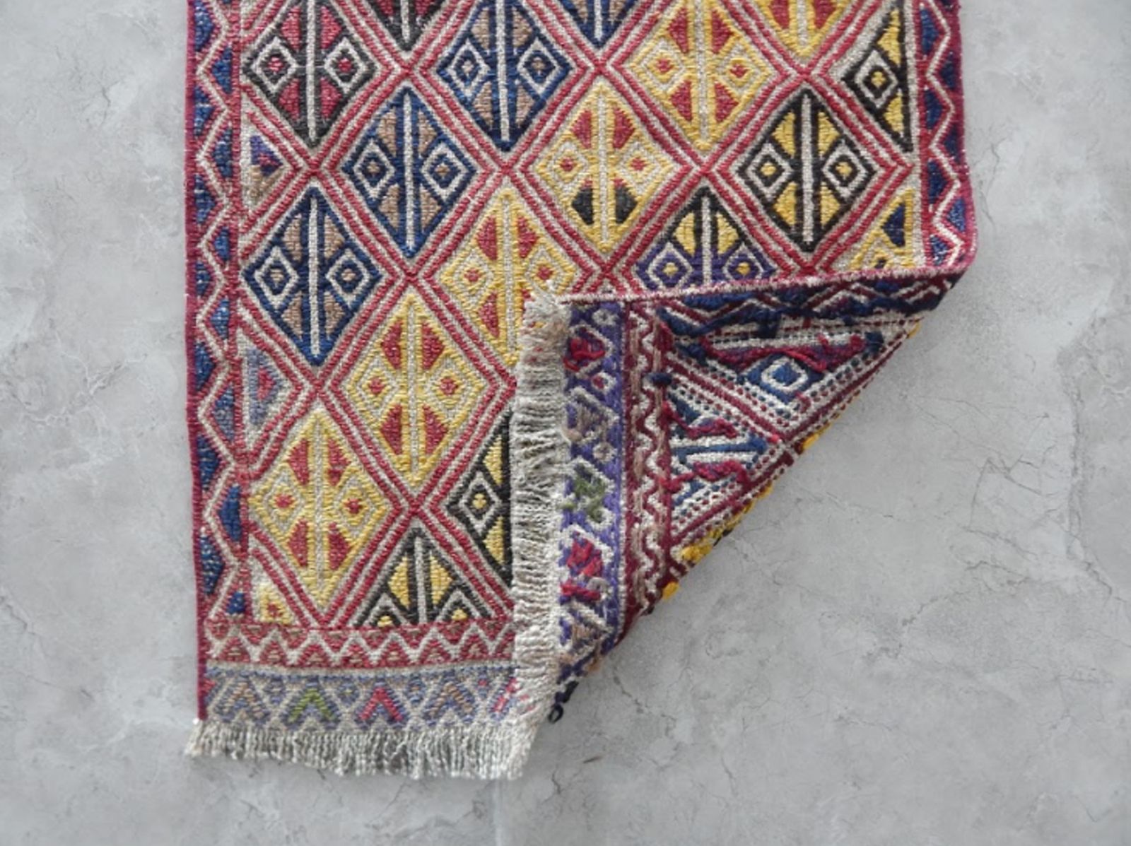 Vintage Turkse Yastik kleine vloerkleed, handgeknoopt, vervaagd, 1′5″ × 2′10″ photo vinterior