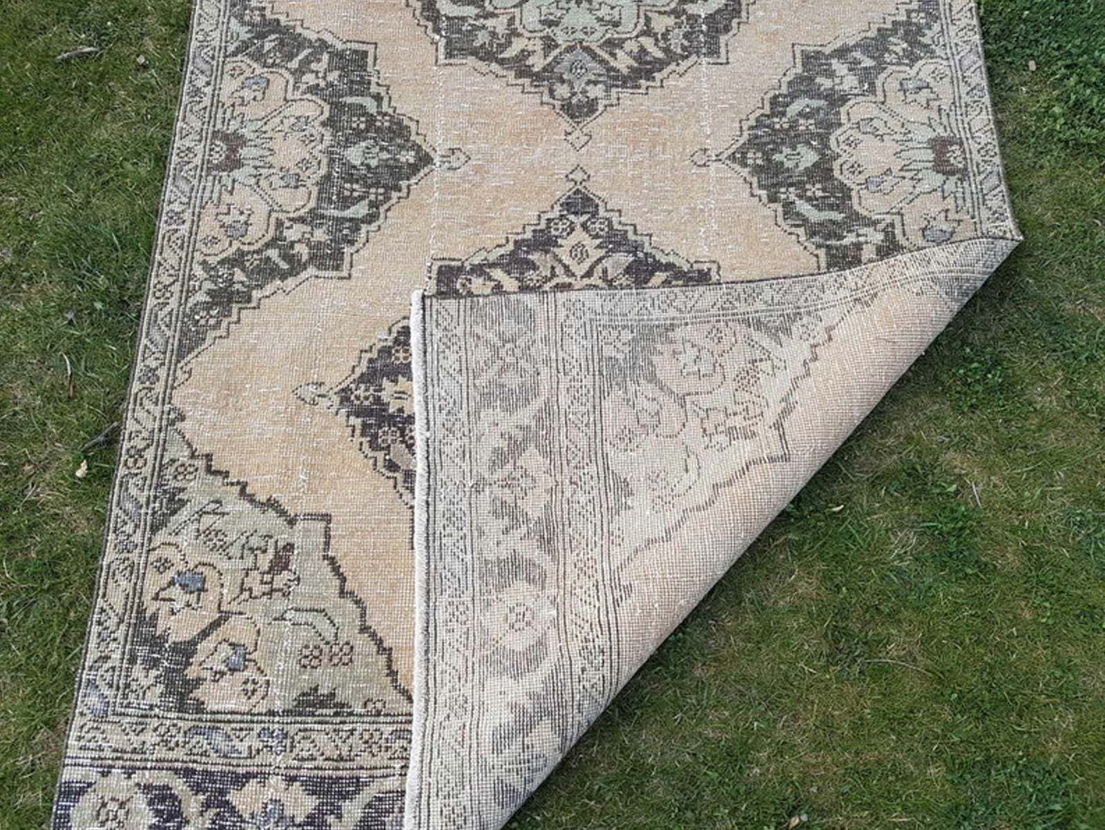 photo for sale Hedendaags handgeknoopt Turks Oushak-loper met modern tribaal motief in lichte kleuren, extra lange en brede gangloper 3'11'' x 12'12''