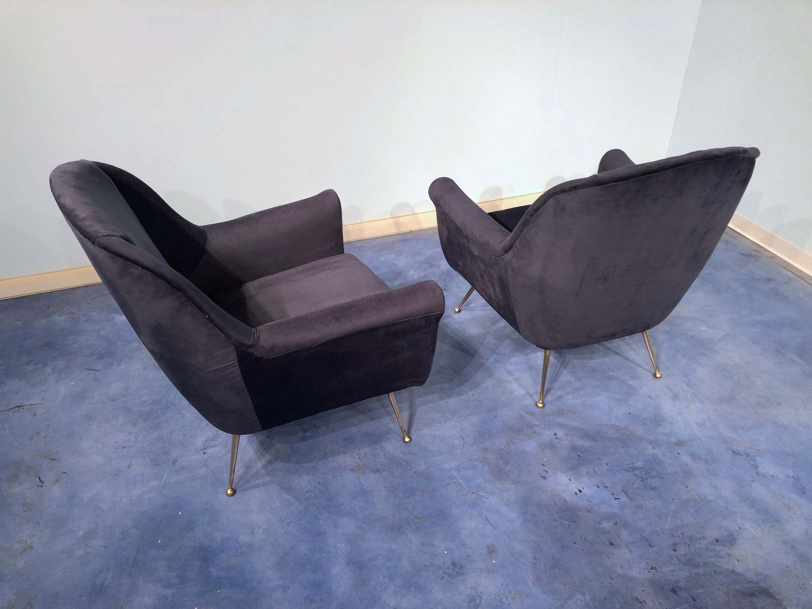 Pair Of Italian Midcentury Midnight Blue Velvet Armchairs, Gio Ponti Style 1950s photo vinterior