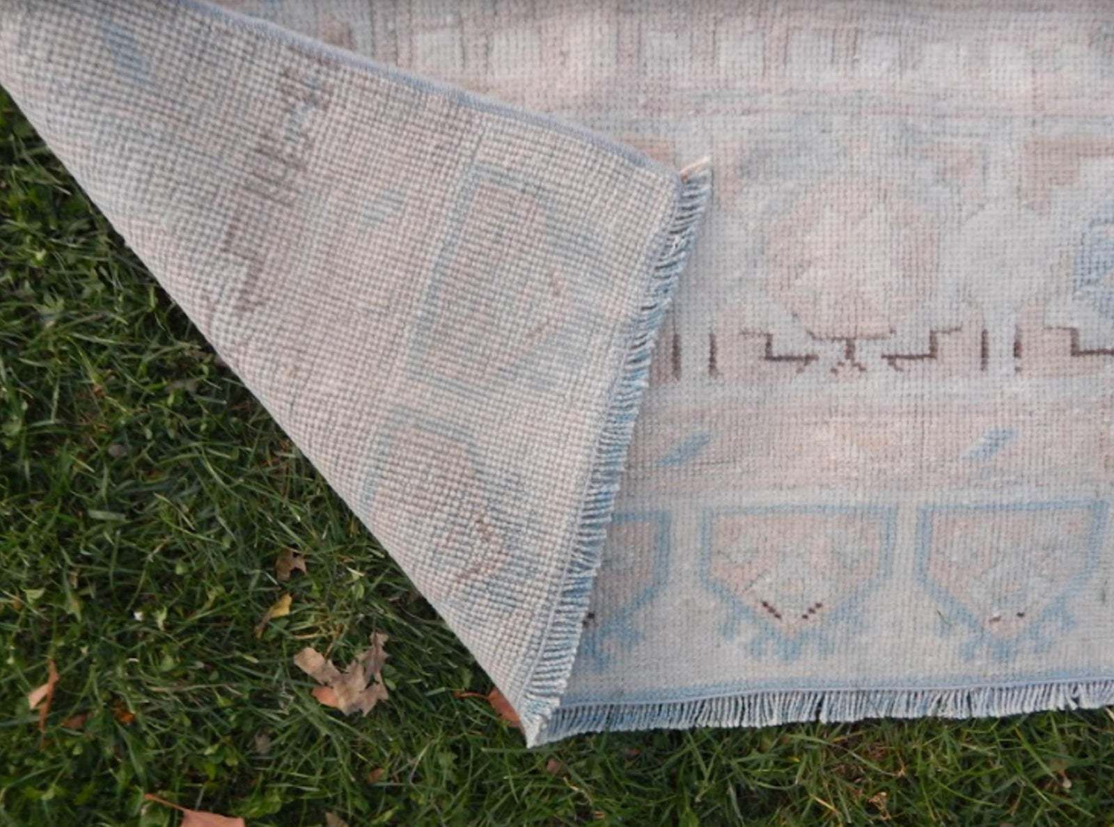 photo vinterior Vintage 1960s Anatolian Geometric Distressed Kars Wool Oushak Rug