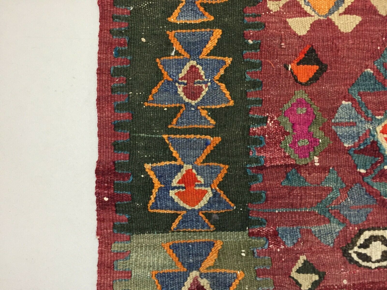 photo furniture Small Vintage Turkish Kilim 140x118 Cm Tribal Kelim Rug, Black, Red, Blue