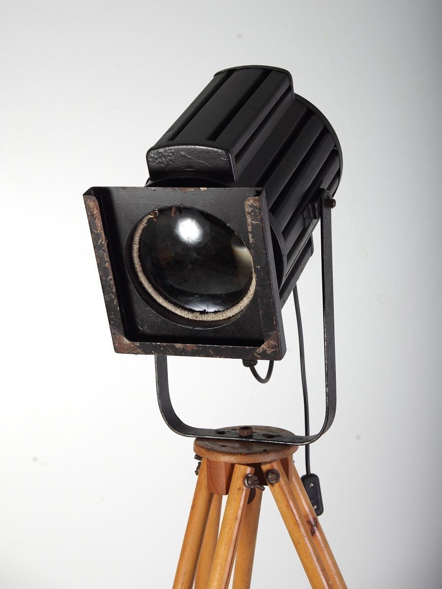 Industriële Driepoot Vloerlamp, Ca. Jaren 1970 photo furniture