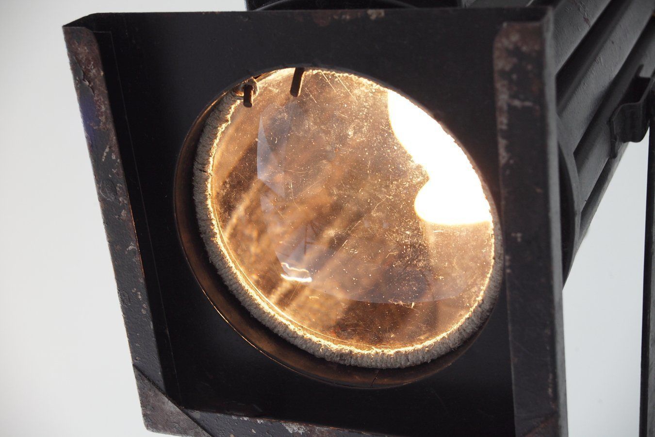 850.0 Industriële Driepoot Vloerlamp, Ca. Jaren 1970 photo