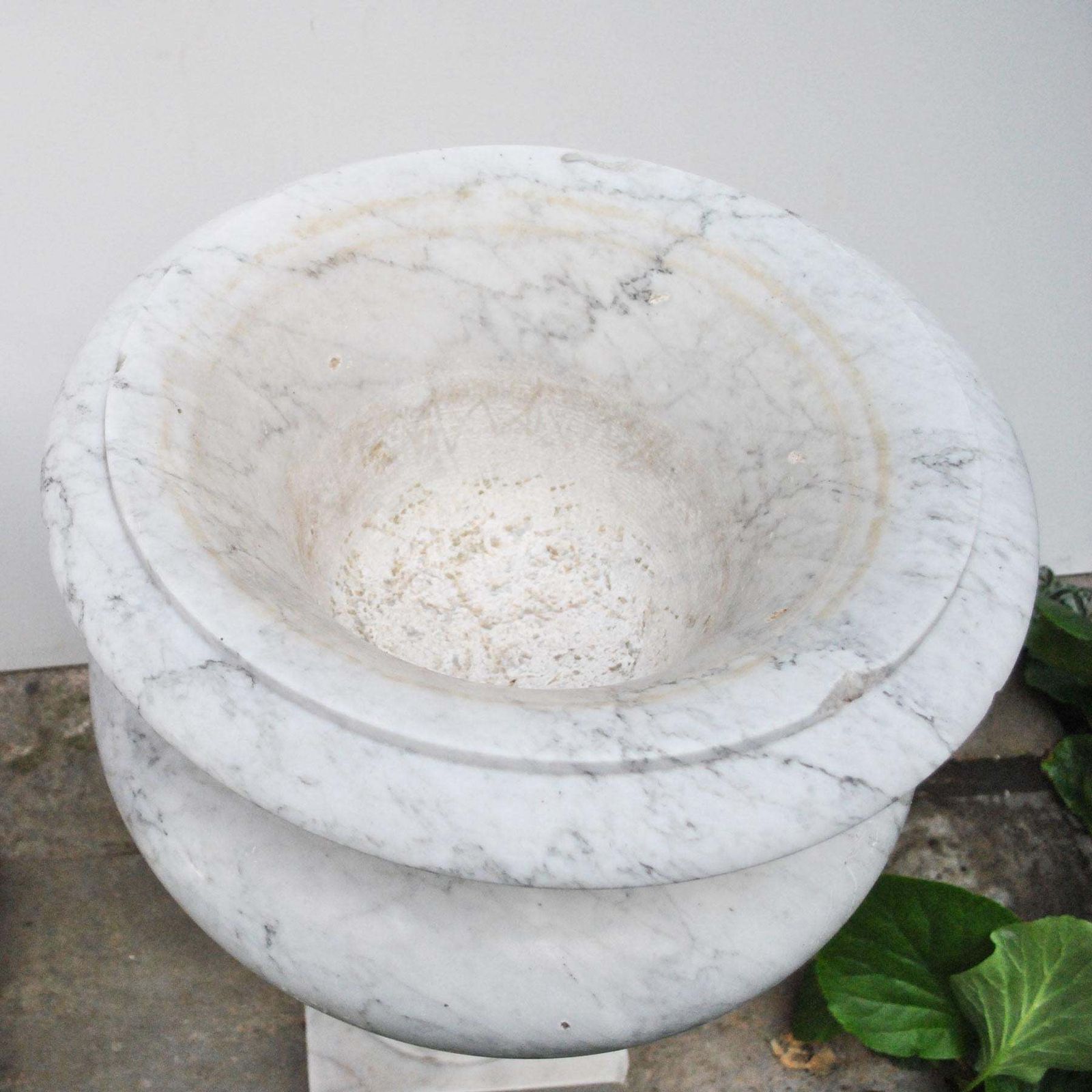 6200.0 Elegant Pair Of Large Carrara Marble Vases, Period Early 20th Century photo