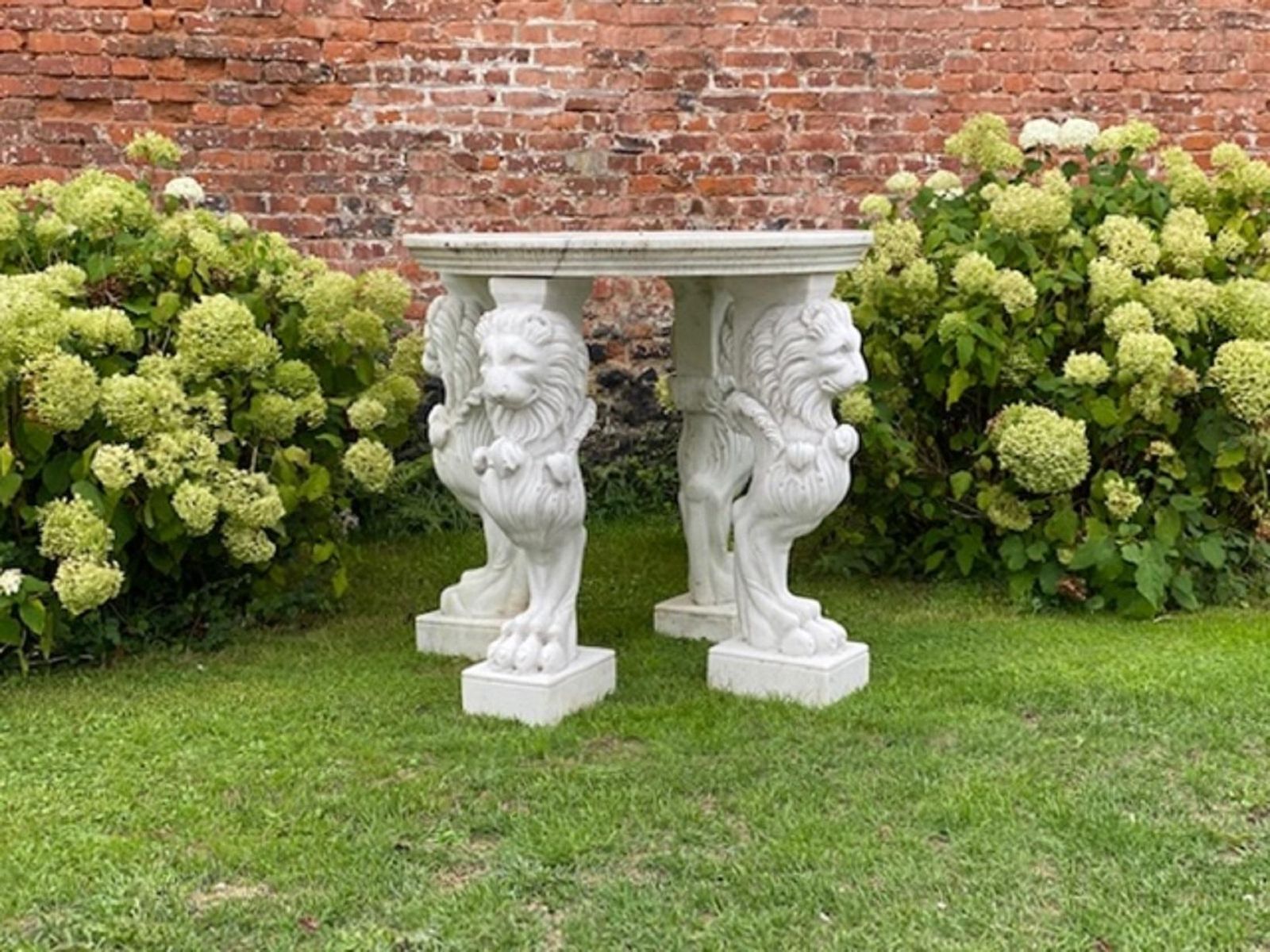 photo furniture Large And Round Marble Table With Feet In The Shape Of Lions, Italy