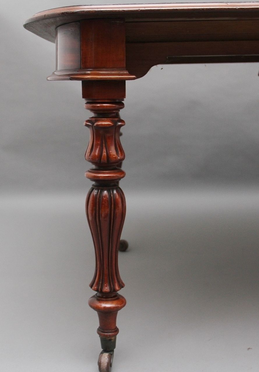 photo furniture 19th Century Mahogany Dining Table