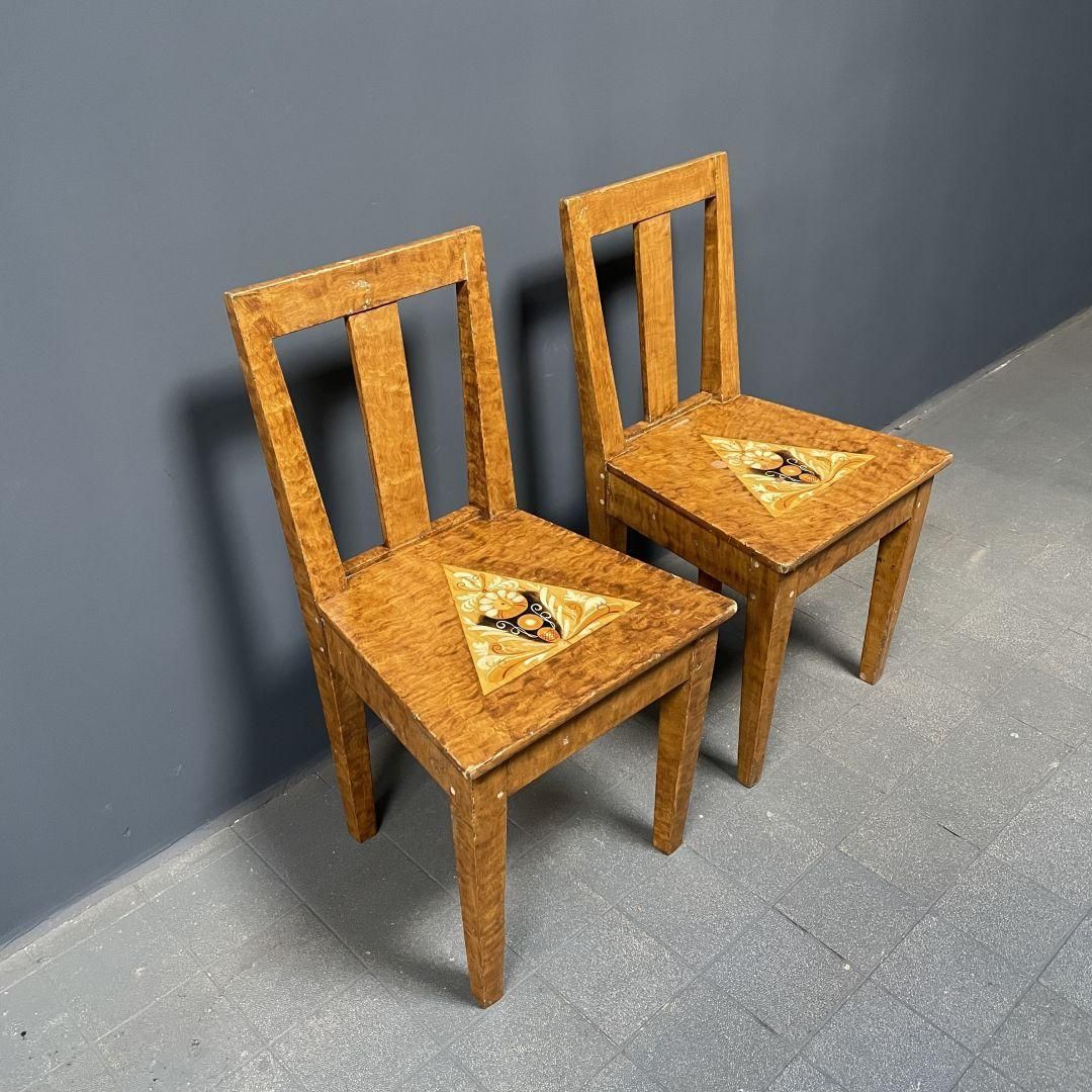 Set Van Twee Geschilderde Zweedse Stoelen photo vinterior