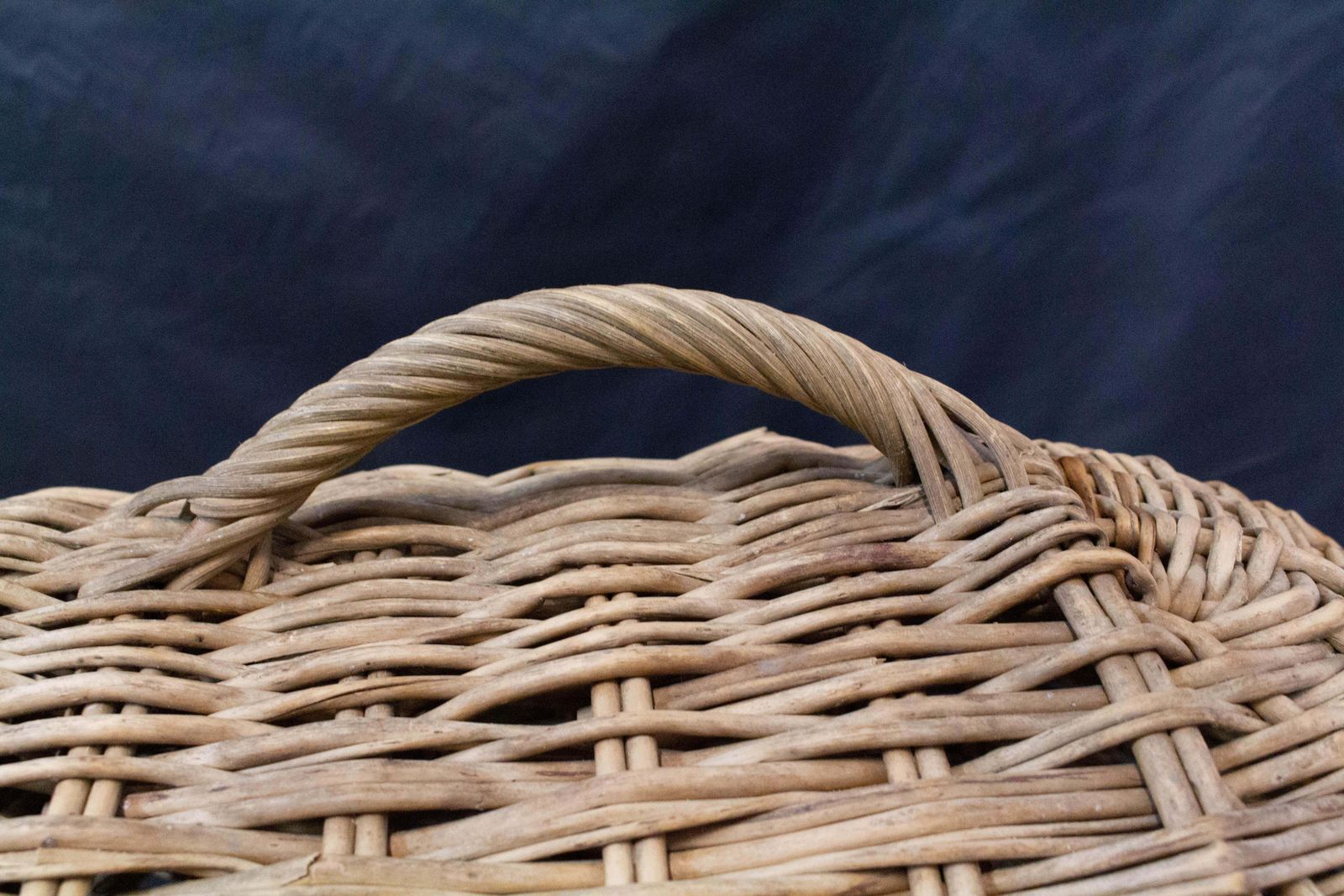 Panier de transport en osier pour chat ou chien, mid-century, France photo vinterior