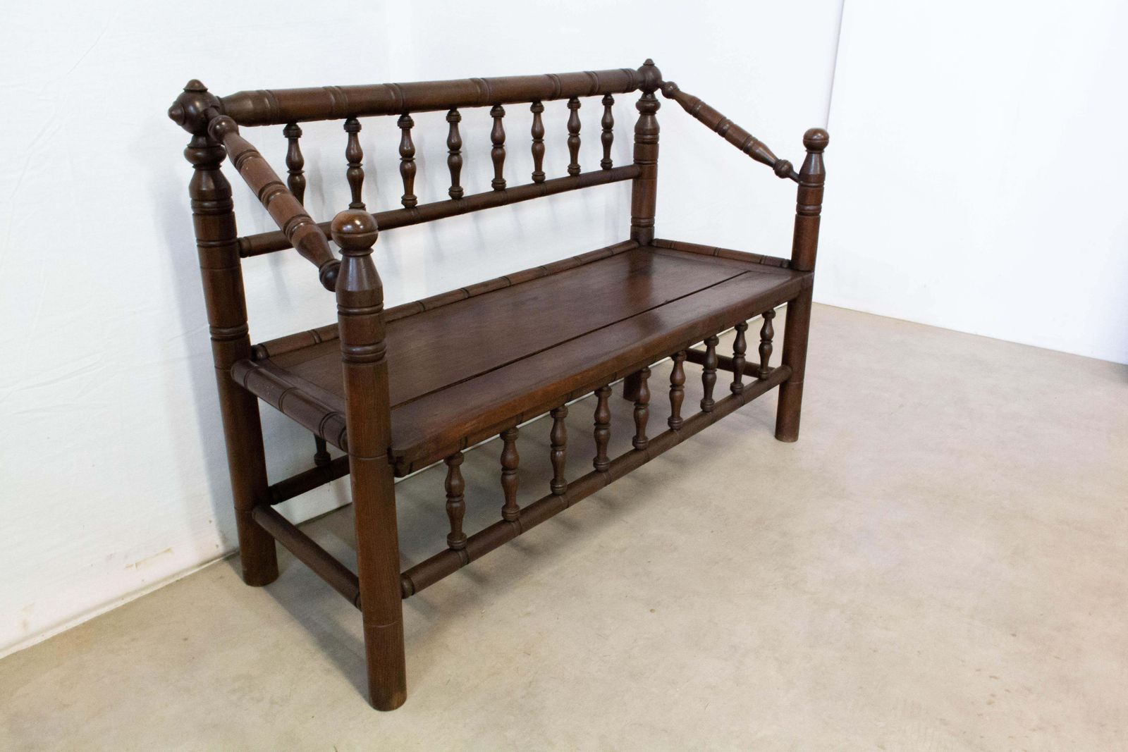 Banc de style chaises de tourneur, époque provinciale française, XXe siècle photo furniture