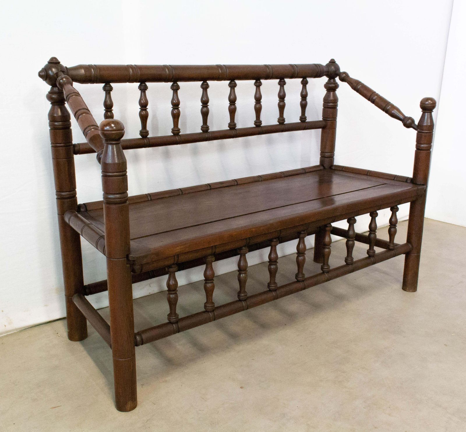 Banc de style chaises de tourneur, époque provinciale française, XXe siècle photo for sale