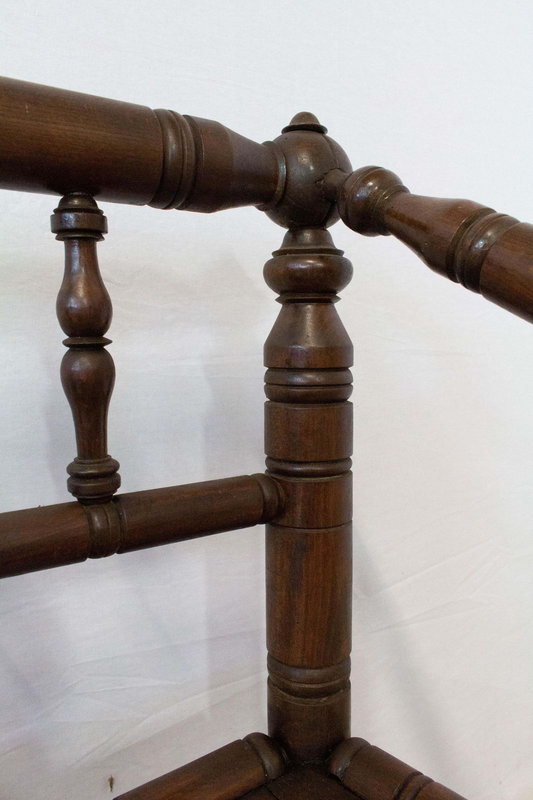 Banc de style chaises de tourneur, époque provinciale française, XXe siècle photo buy