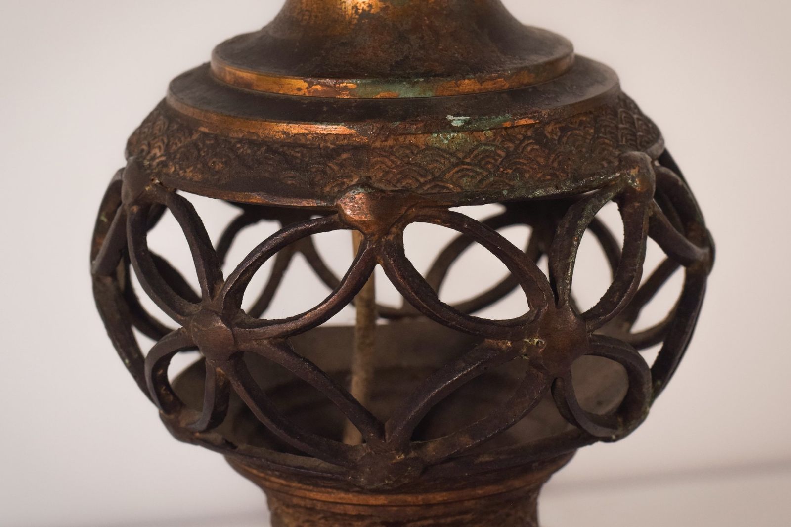 Lampstandaard In Oosterse Stijl Van Gepatineerd Messing photo Verlichting