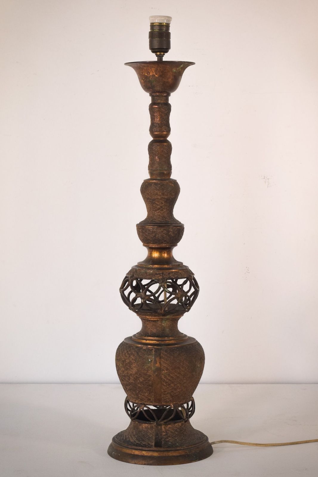 Lampstandaard In Oosterse Stijl Van Gepatineerd Messing photo vintage