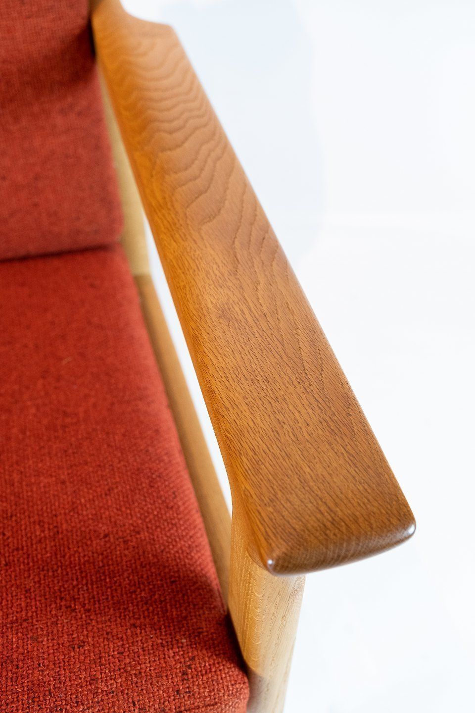 High Armchair In Oak And Red Wool Fabric By Hans J. Wegner And Getama From The 1960s. photo vinterior