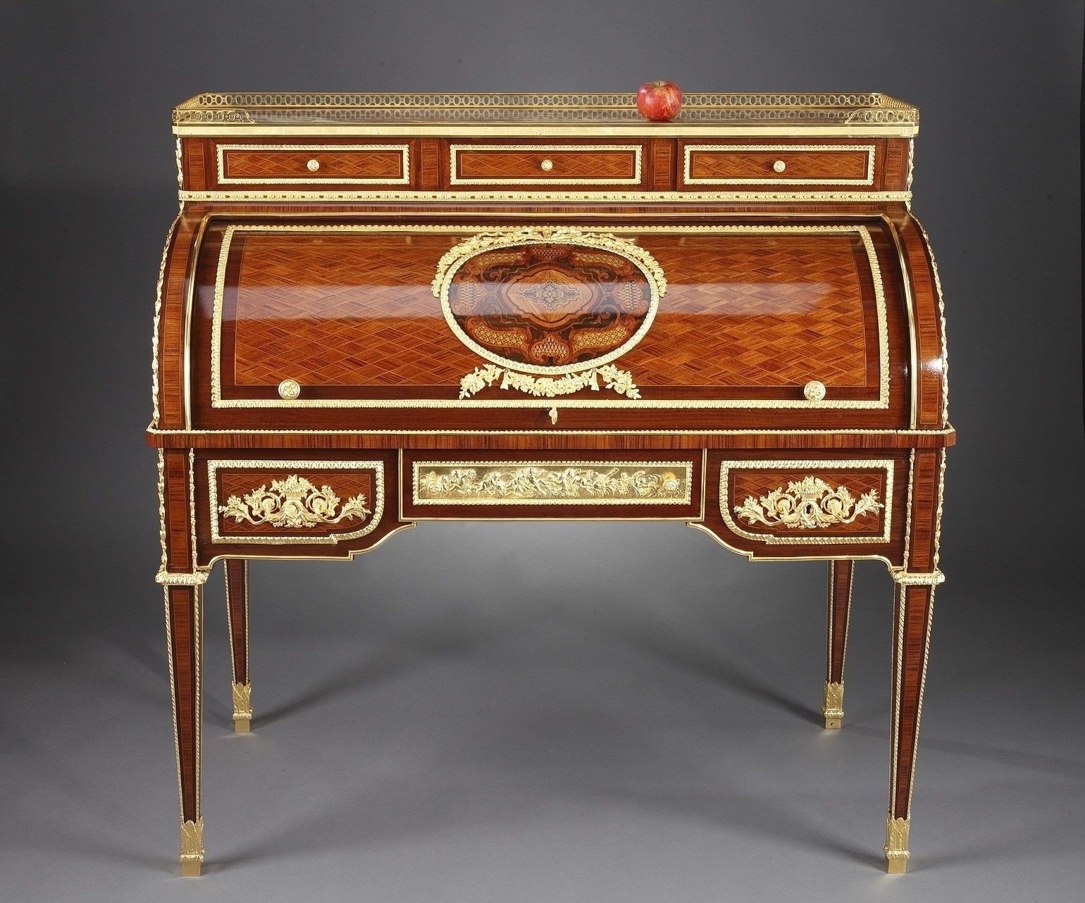 Rolltop-bureau naar Jean Henri Riesener, toegeschreven aan Maison Beurdeley photo for sale