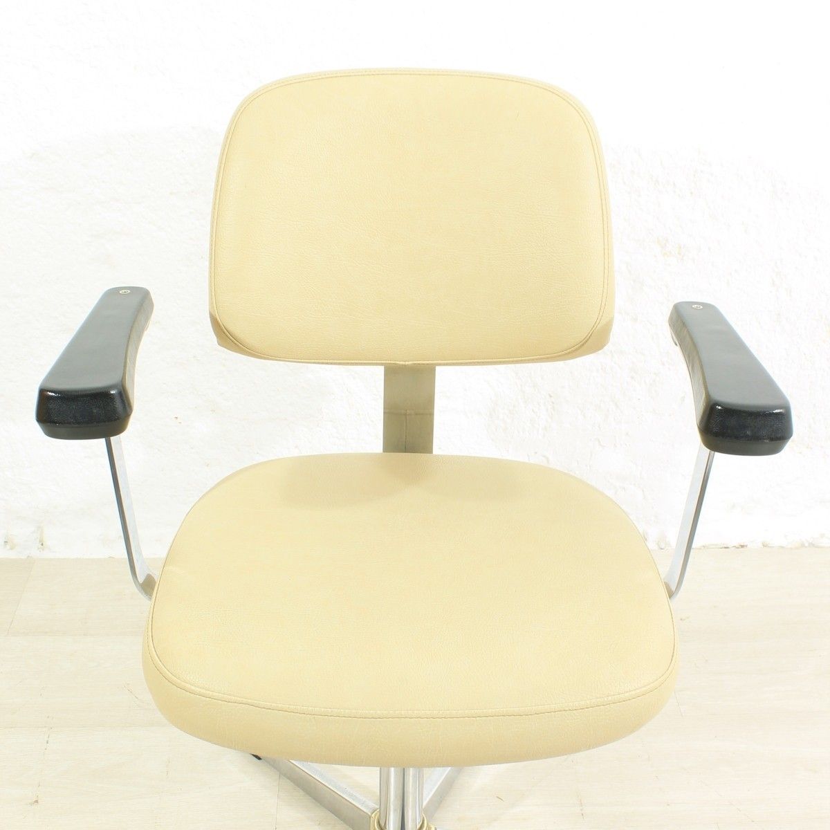 Hair Dresser's Chair photo vinterior
