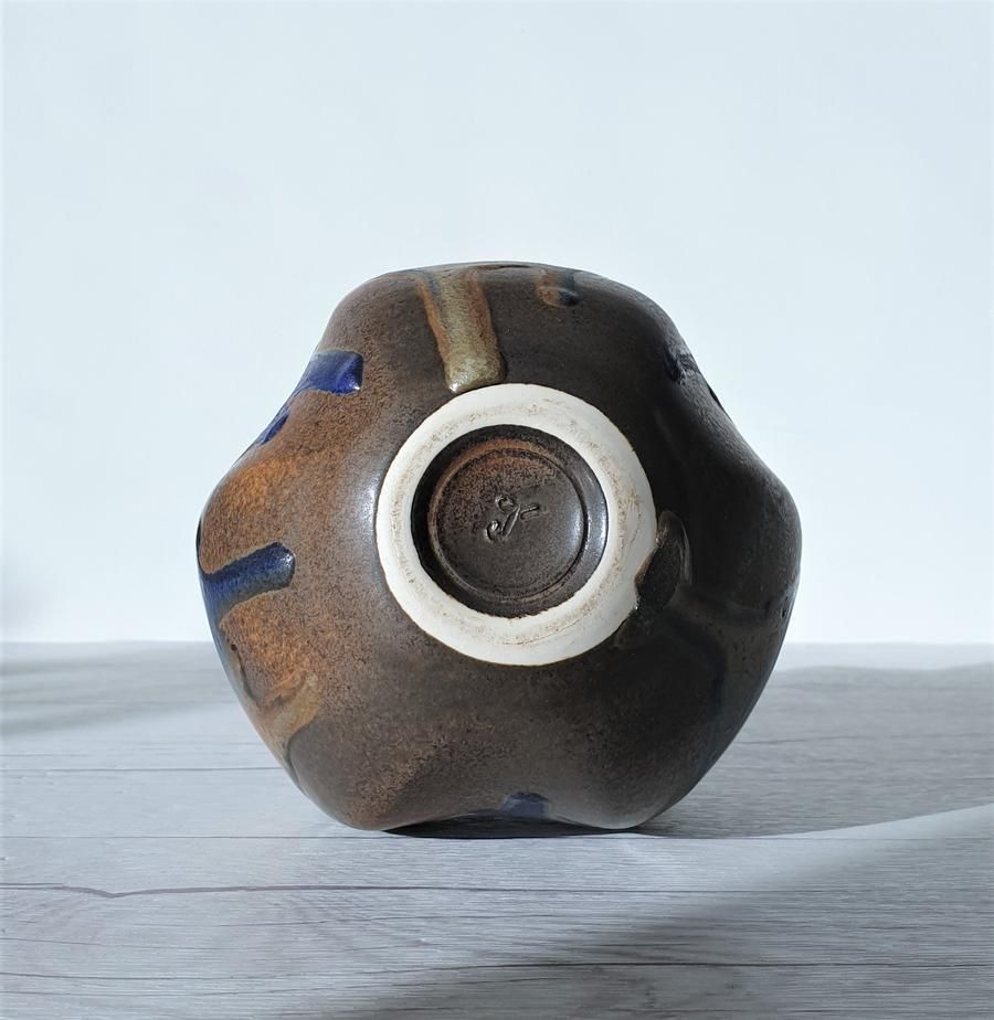 photo vinterior Reiner Gehrig, Grünstadt Studio, Matte Cedar, Sand And Blue Running Glaze Bottle Vase | 1970s