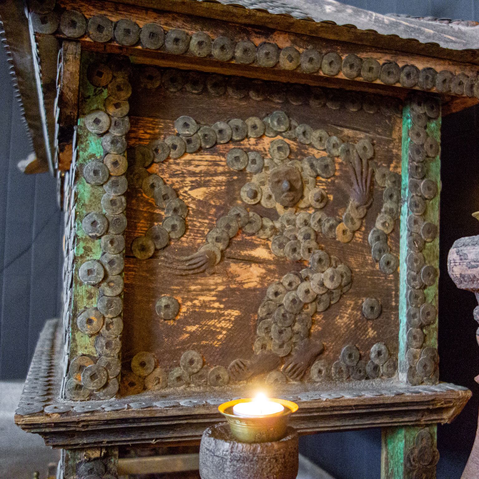 photo vinterior Antiek Tempelhuisje Bezet Met Geluksmunten Uit Bali