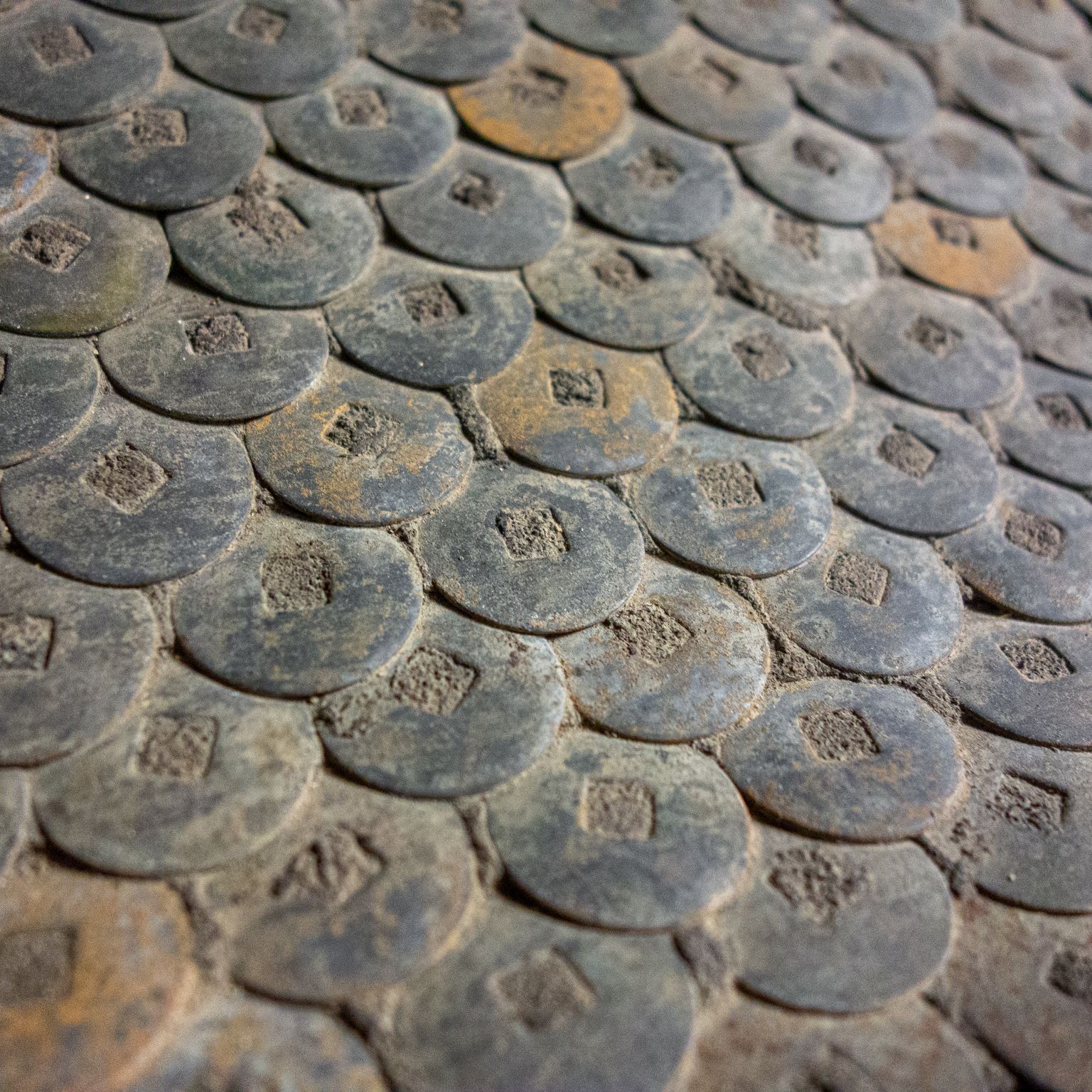 photo vintage Antiek Tempelhuisje Bezet Met Geluksmunten Uit Bali