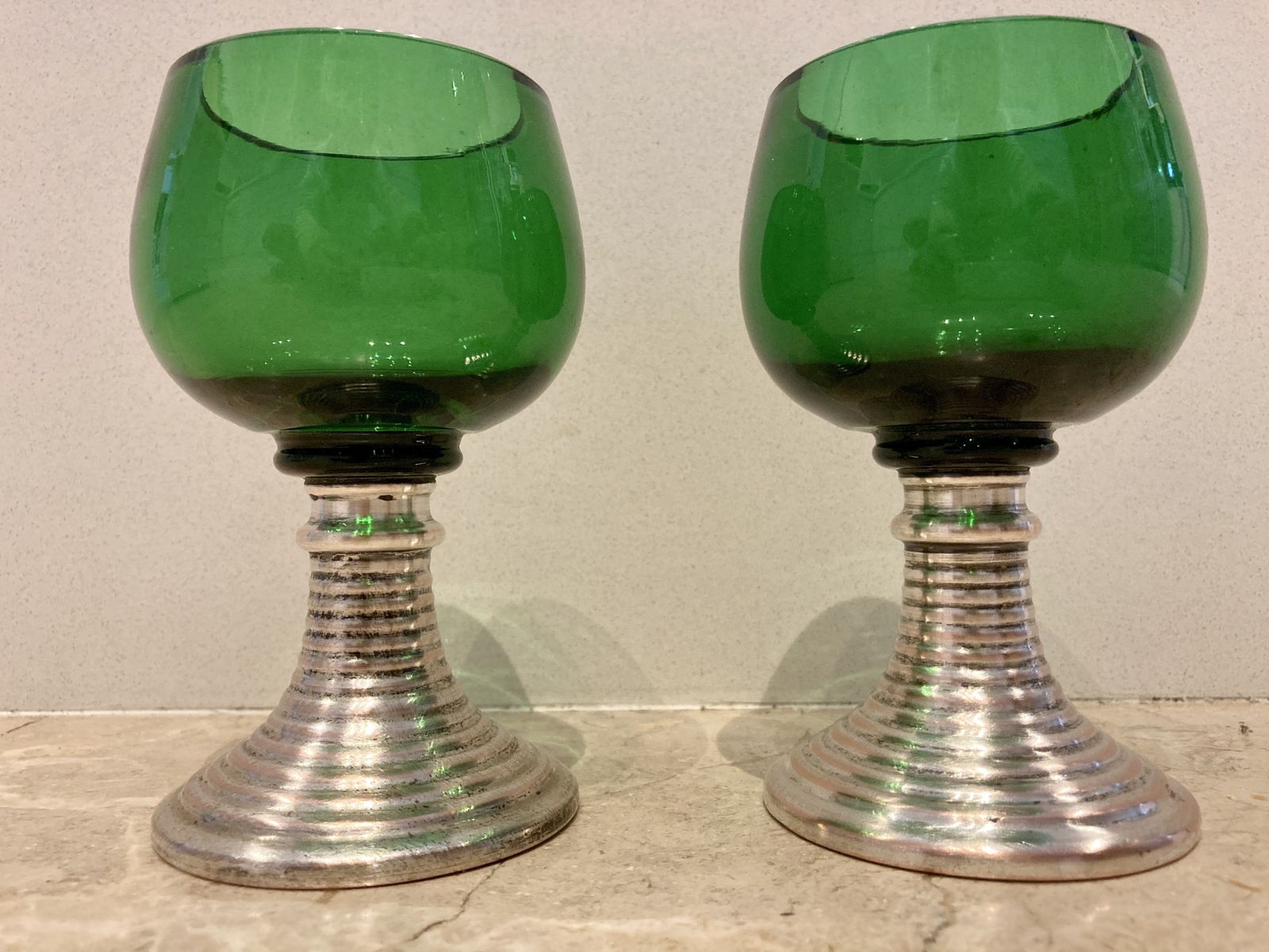 photo vintage Mid Century French Set Of Punch Bowl Green Glass With Top And 2 Matching Cups