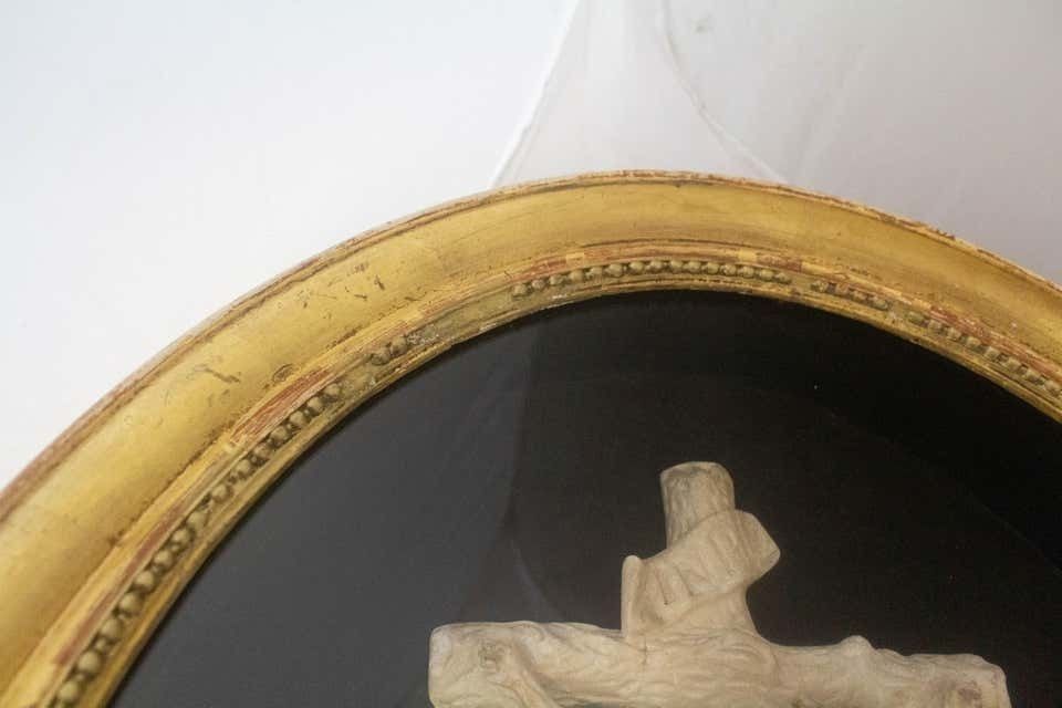 Vitrine crucifix française et cadre ovale, fin du XIXe siècle photo buy