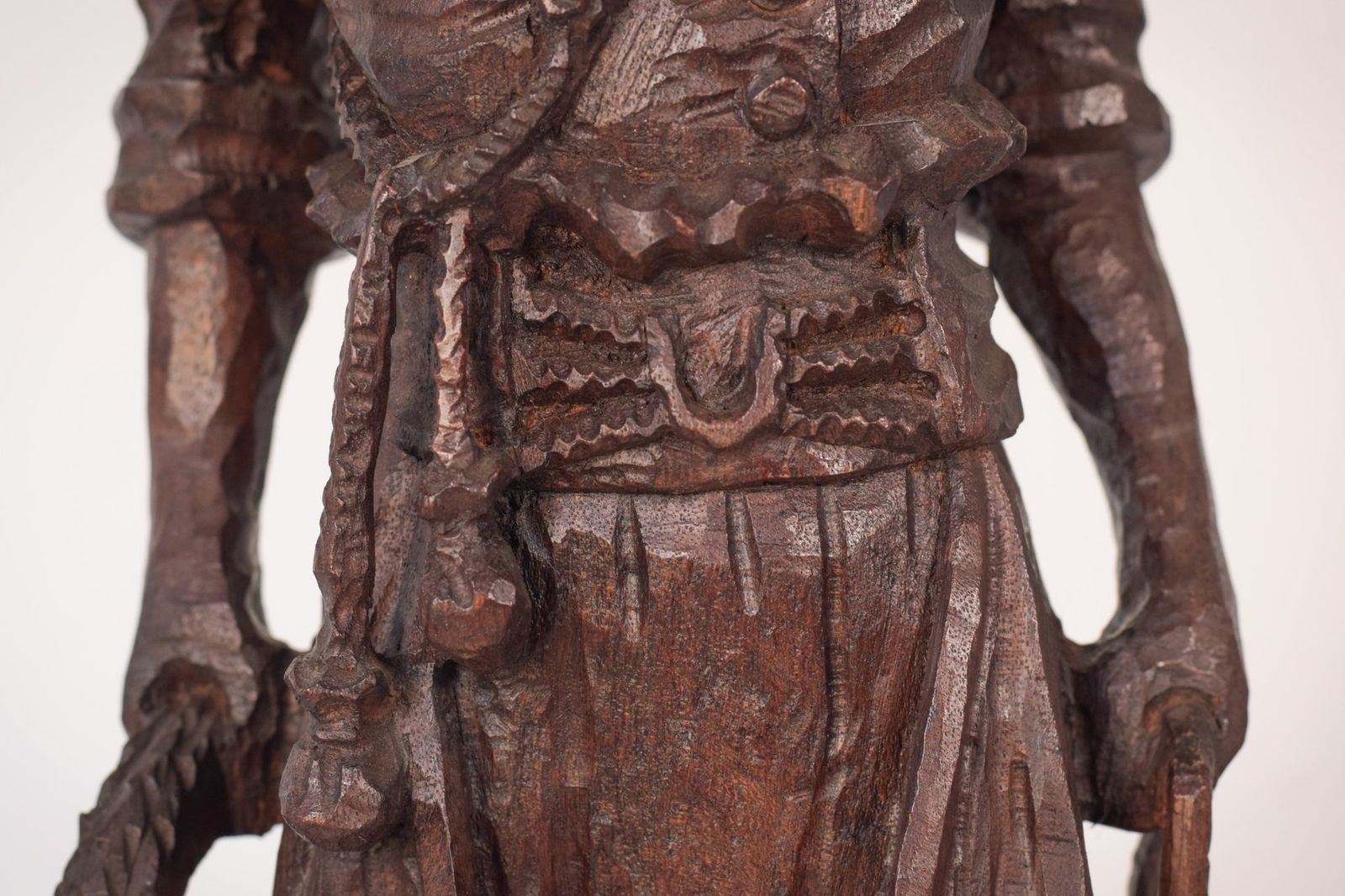 Handgesneden Houten Sculptuur Van Een Mannelijk Figuur photo vintage