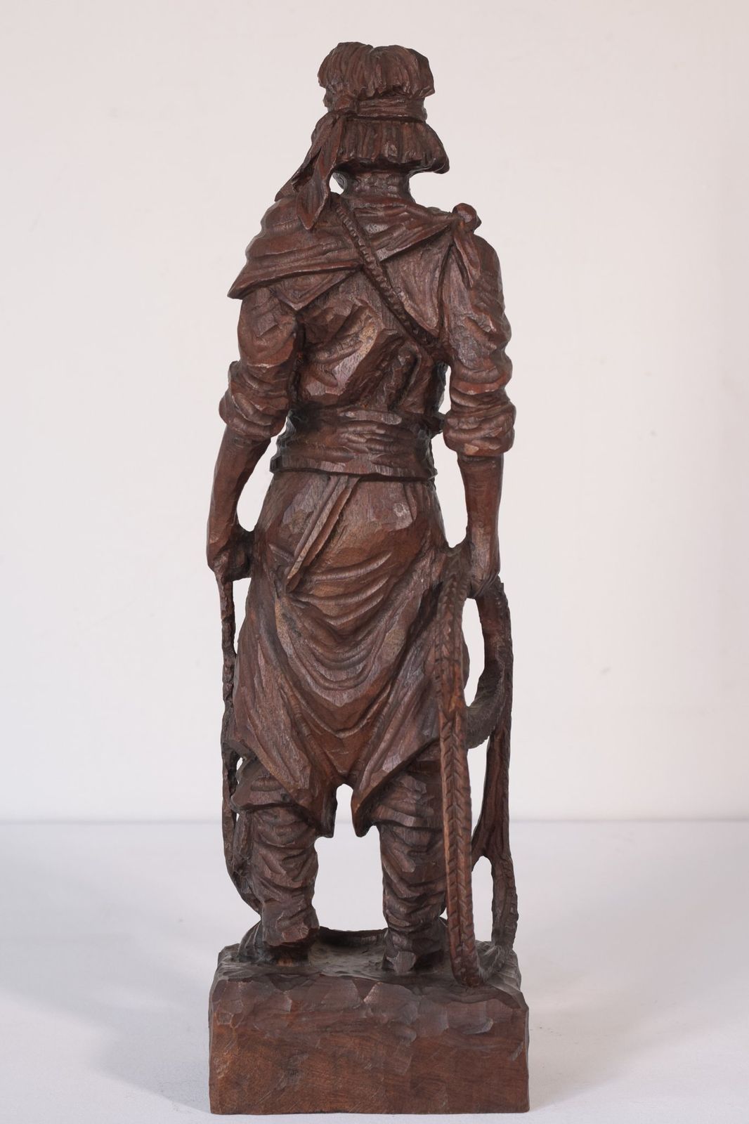 photo vinterior Handgesneden Houten Sculptuur Van Een Mannelijk Figuur