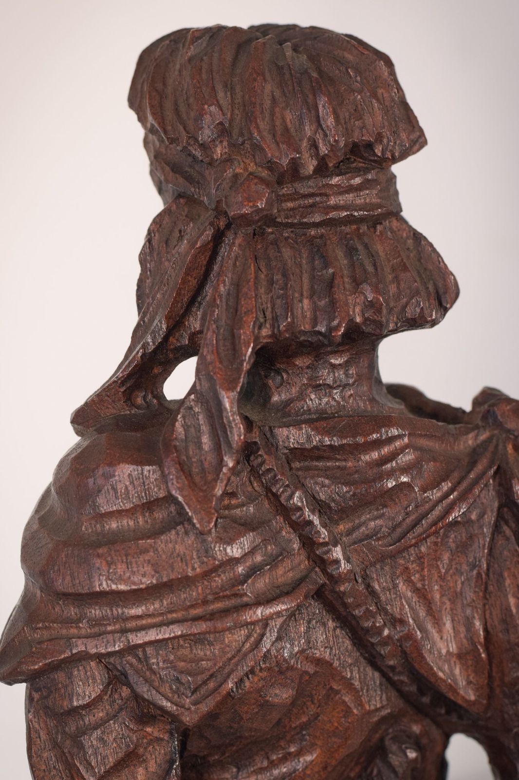 photo vintage Hand Carved Wooden Sculpture Of A Male Figure