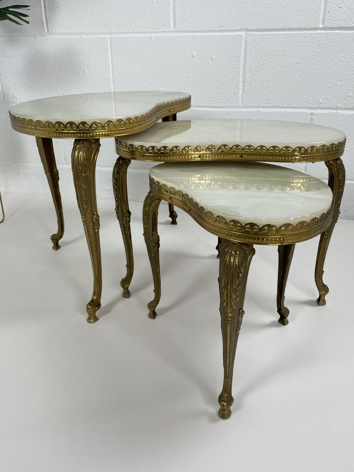photo furniture Hollywood Regency Onyx & Gilt Metal Italian Nest Of Tables