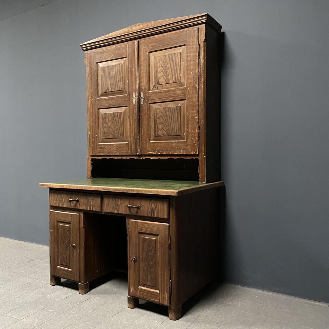 photo vintage Geschilderd Grenenhouten Bureau Met Wandkast