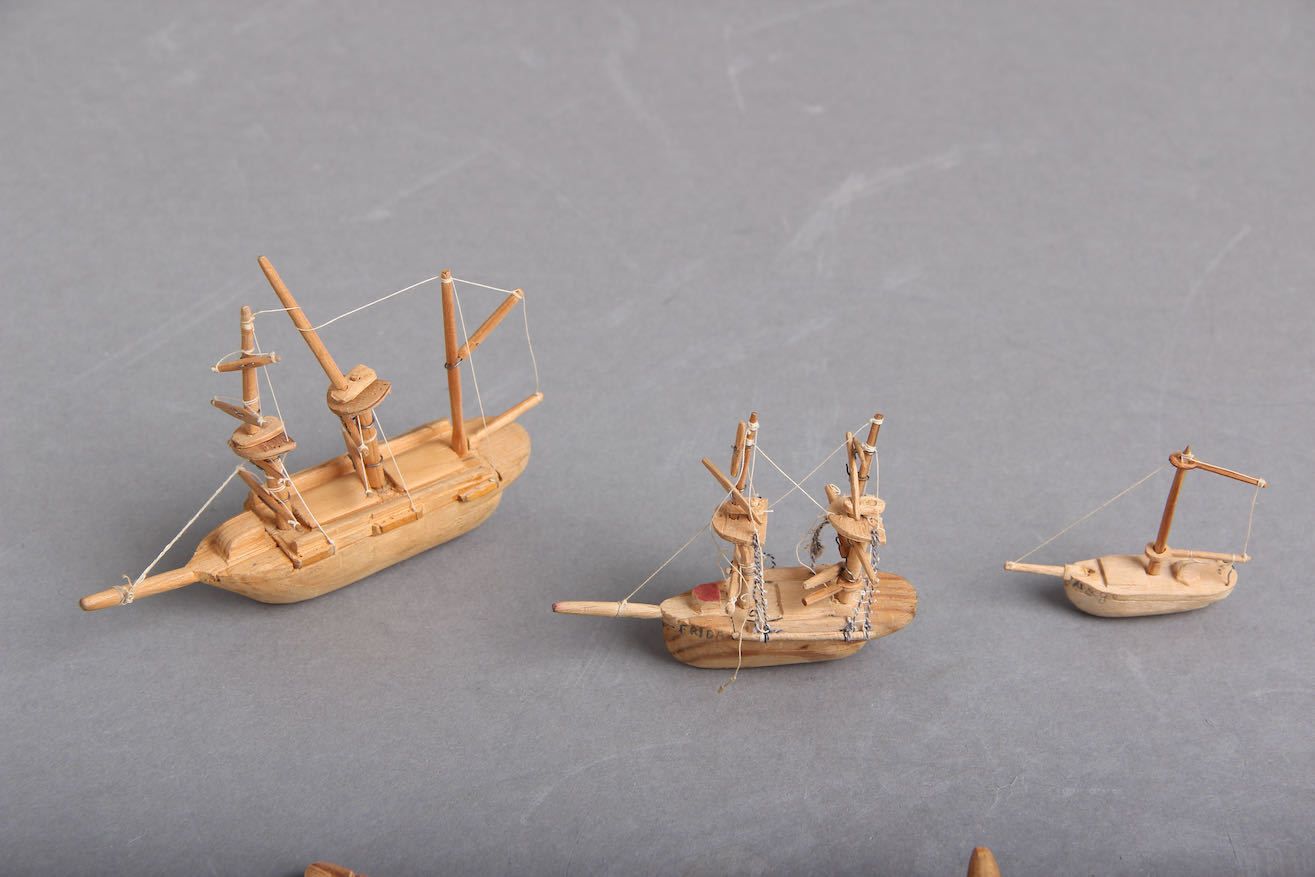 Wooden Figures Handcrafted By Victor Mehl (1911 1944) Produced By Danish Prisoners Of War During World War II. photo vinterior