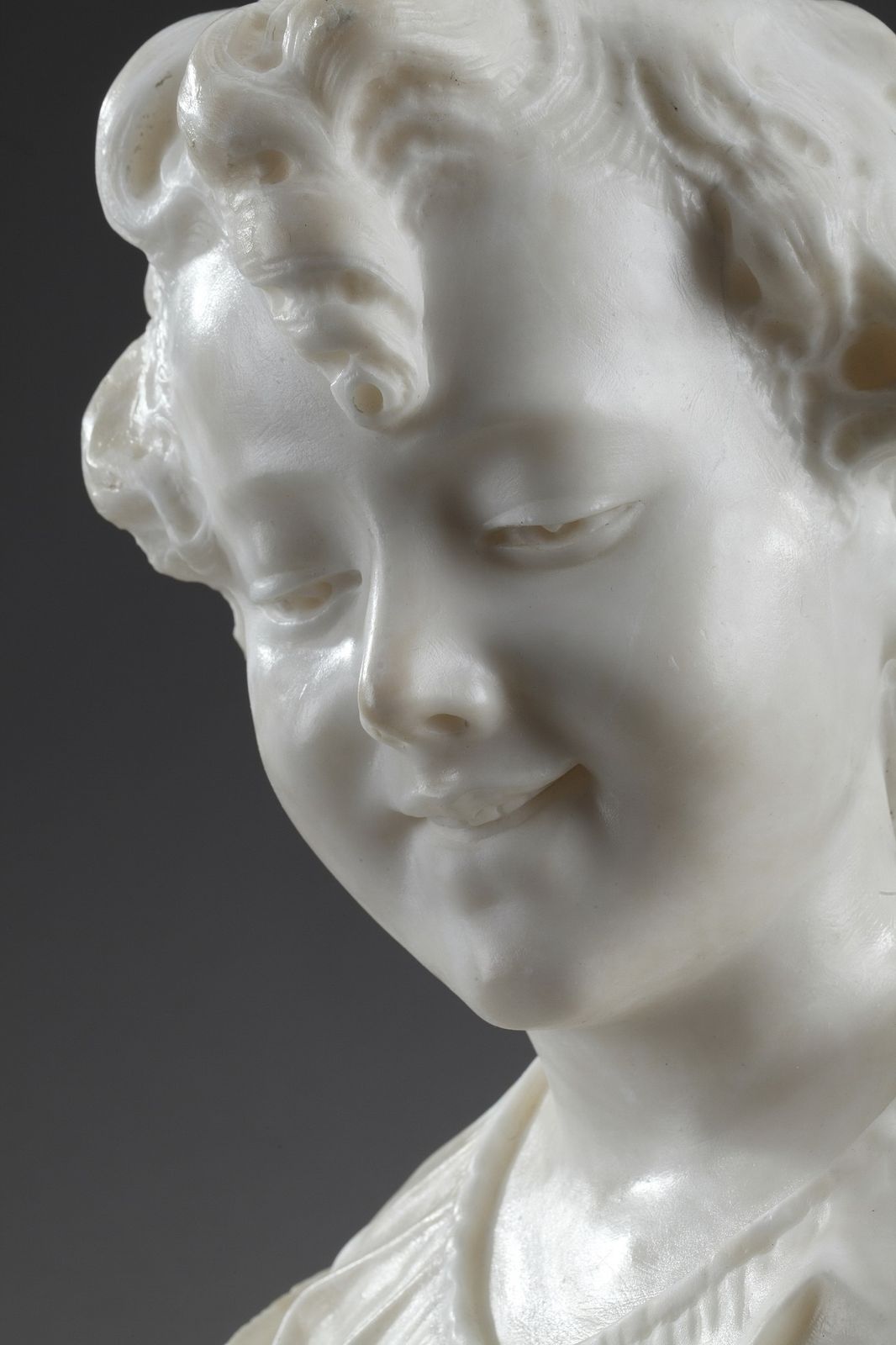 photo for sale Sculpture en albâtre « Buste de jeune fille », XIXe siècle