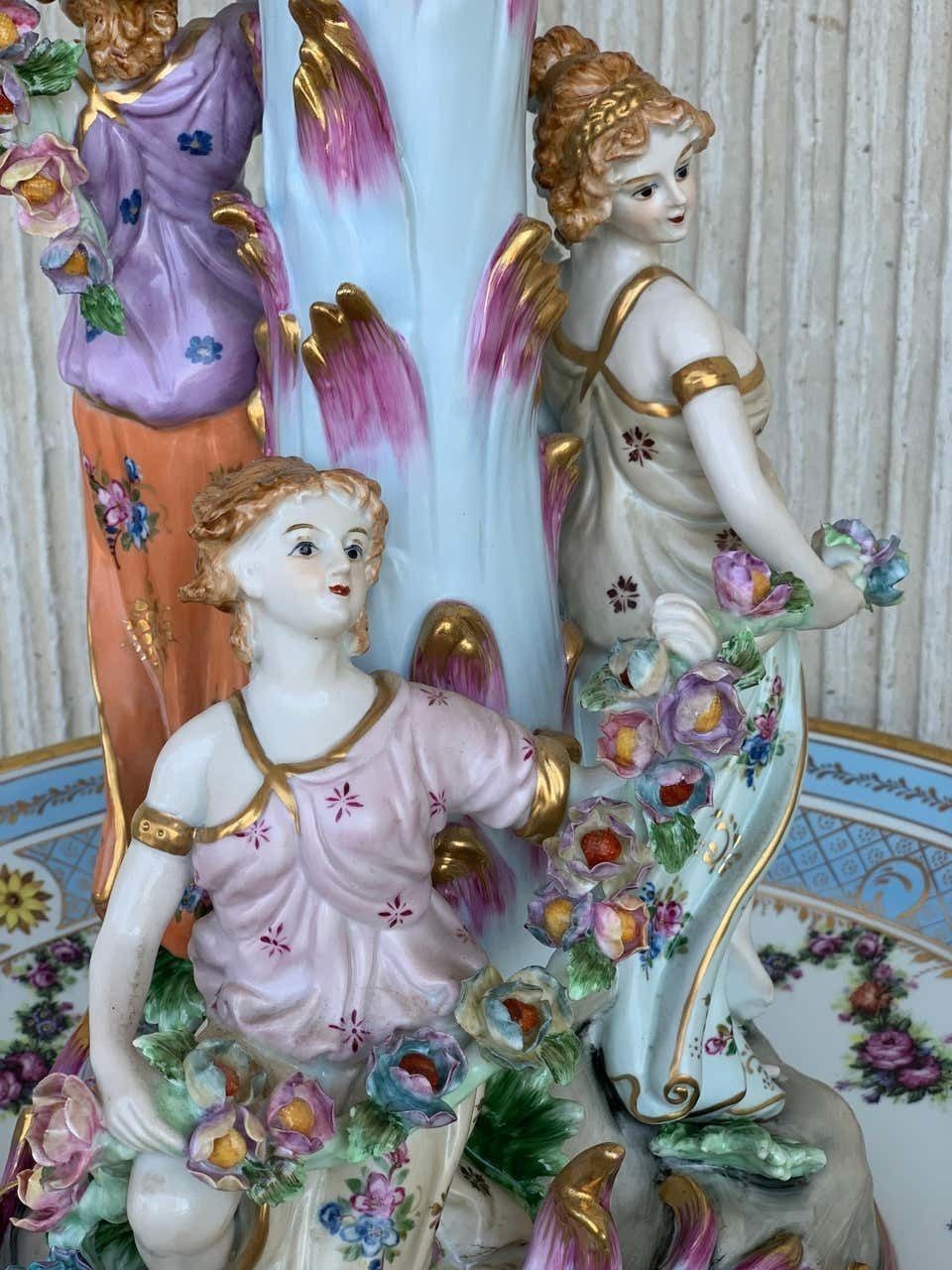 photo furniture Présentoir figuratif en porcelaine de Sèvres, corbeille à fruits surélevée, XIXe siècle