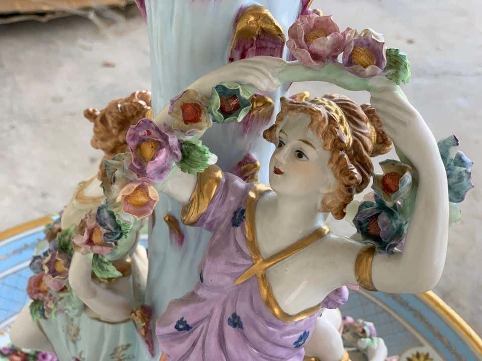 Décoration Présentoir figuratif en porcelaine de Sèvres, corbeille à fruits surélevée, XIXe siècle photo