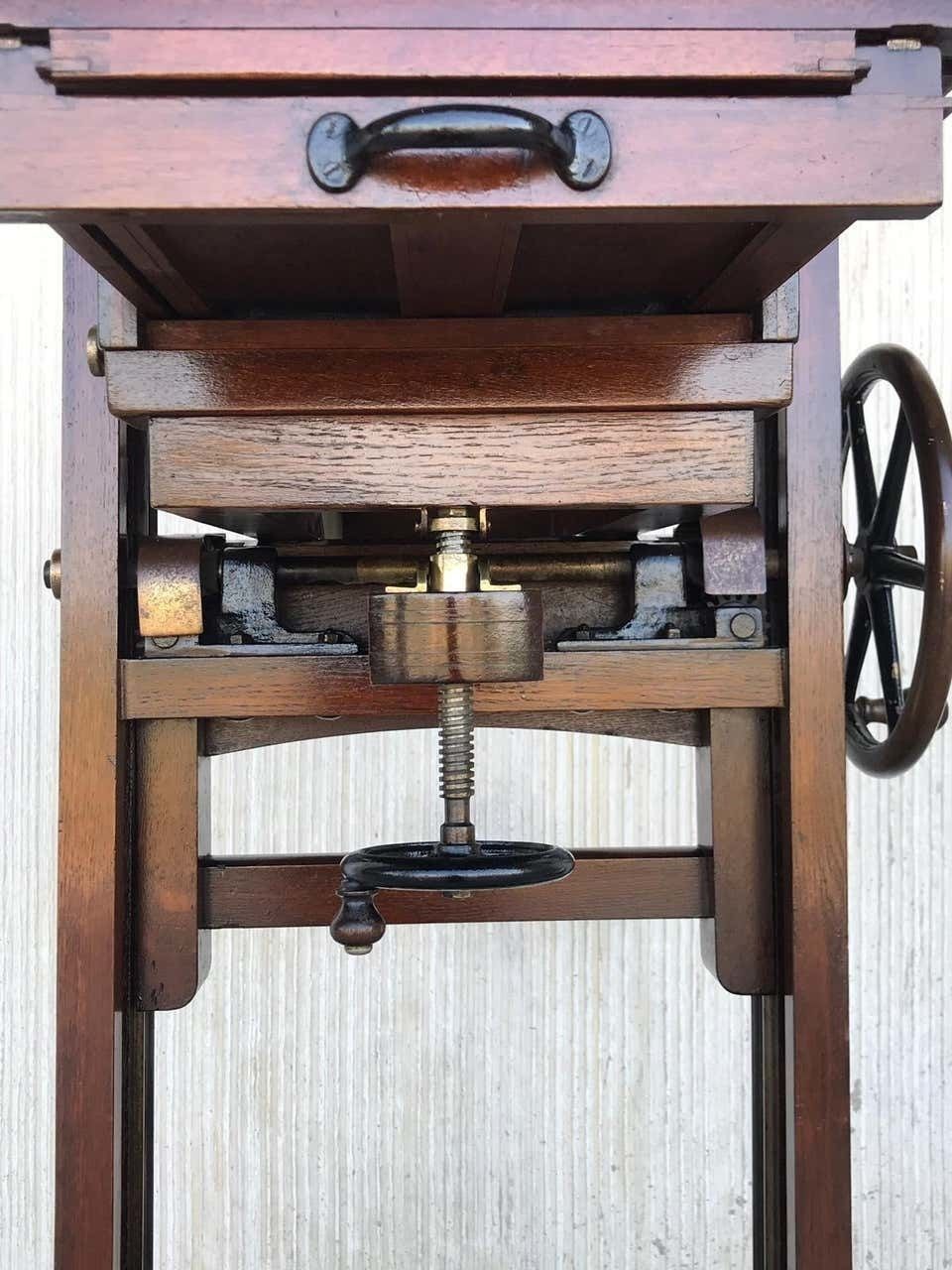 photo vinterior 19th Century Old Study Camera In Oak Wood With Height Adjustable And Brake