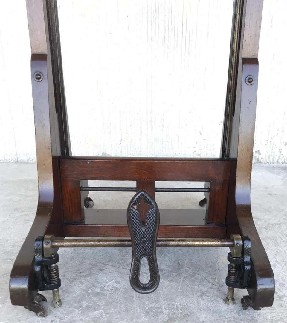 photo vintage 19th Century Old Study Camera In Oak Wood With Height Adjustable And Brake