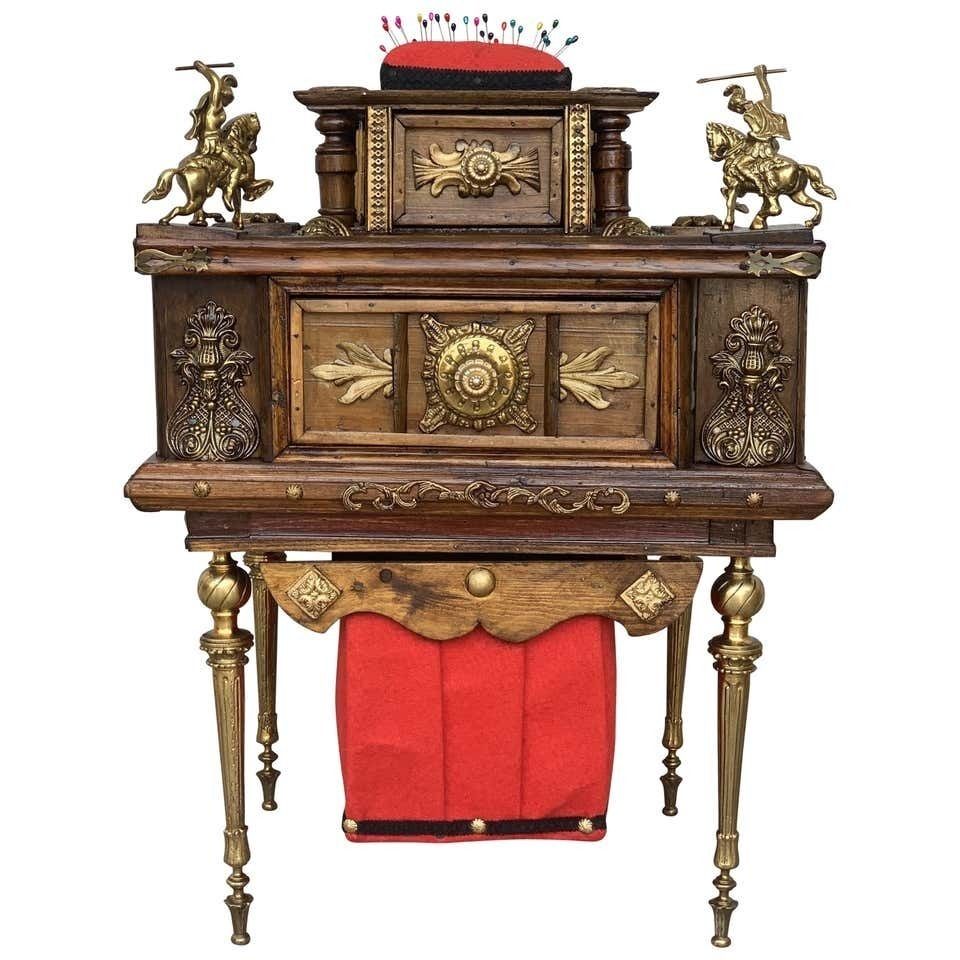 Table à ouvrage espagnole victorienne en noyer sculpté et bronzes en relief, XIXe siècle