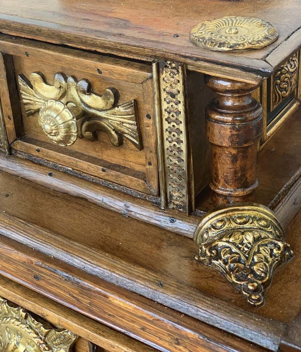 photo vintage Table à ouvrage espagnole victorienne en noyer sculpté et bronzes en relief, XIXe siècle