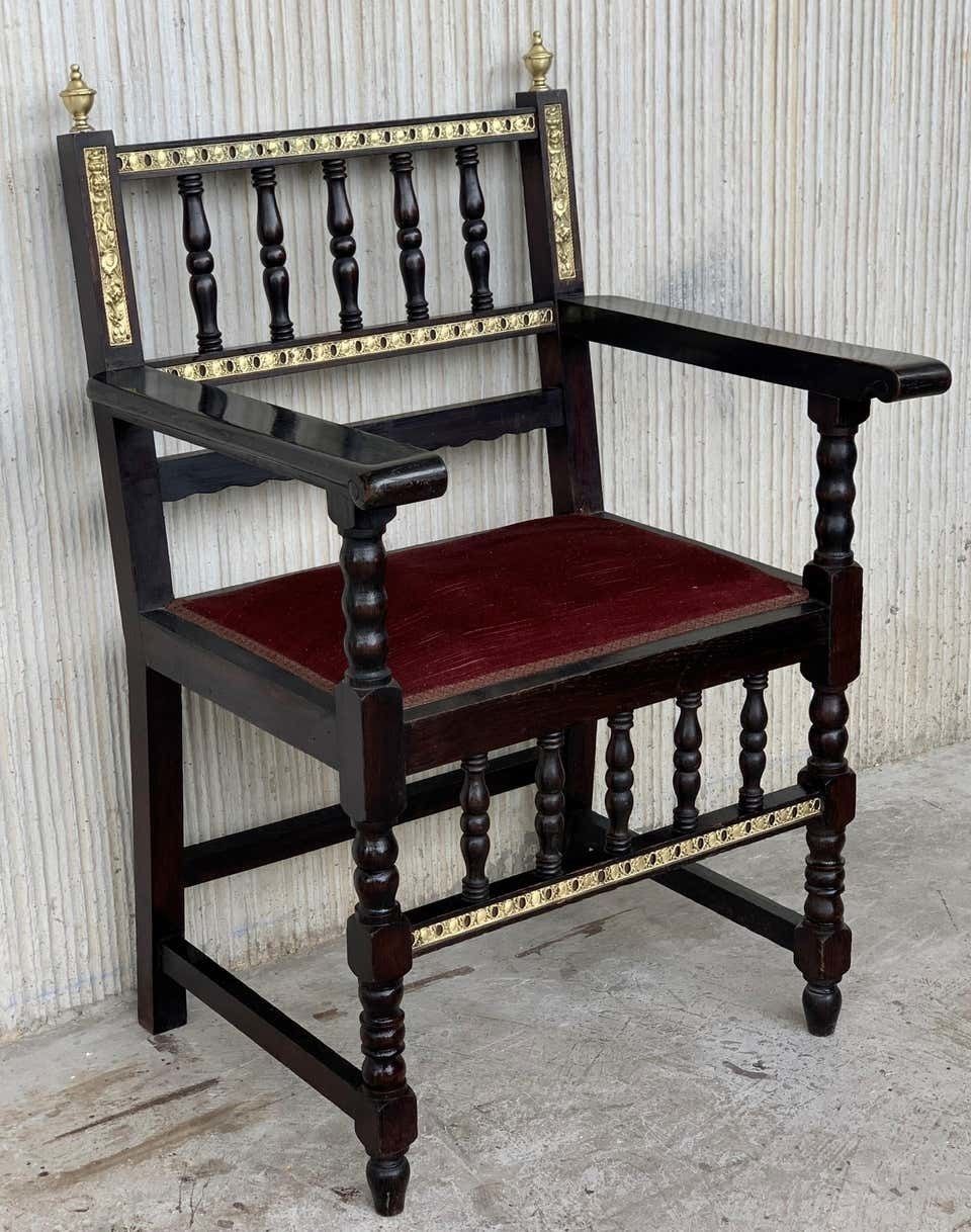 Paire de fauteuils espagnols, détails en bronze et revêtement en velours rouge photo for sale
