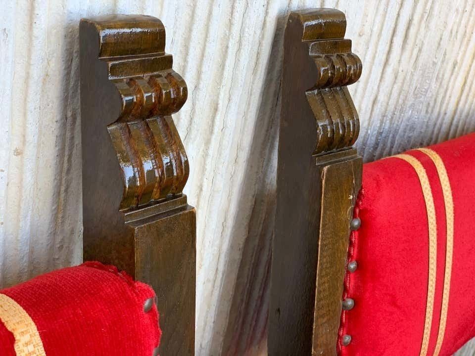 Mobilier Ensemble de six fauteuils bas espagnols d'époque XIXe siècle en noyer sculpté, revêtement en velours rouge à franges jaunes photo