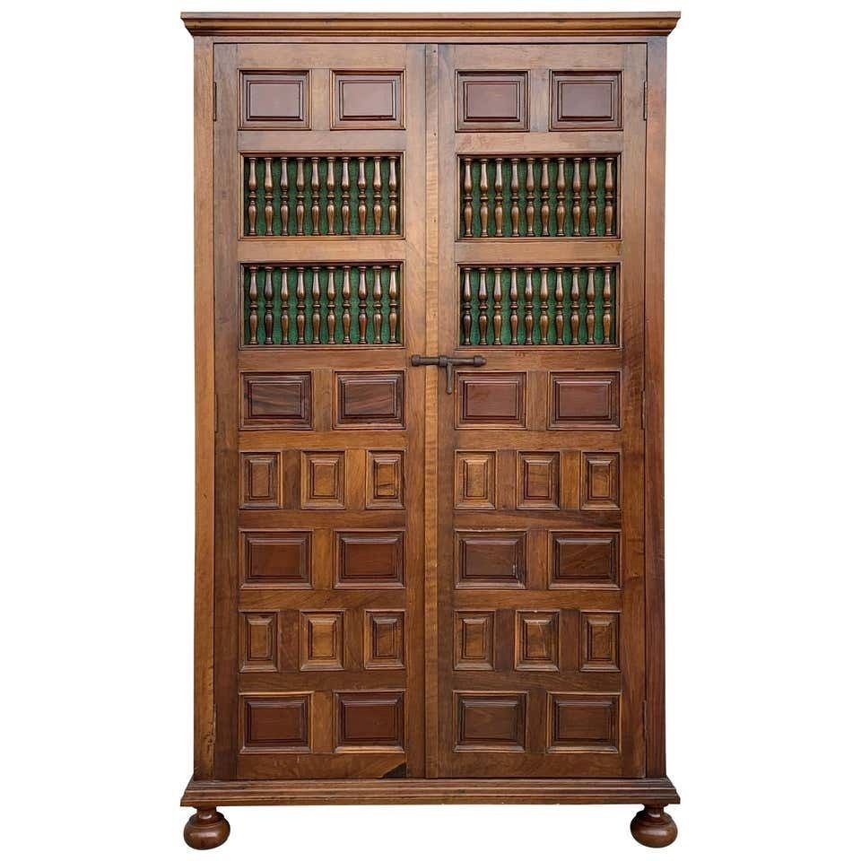 Armoire XIXe siècle en noyer, influence castillane, Espagne, restaurée
