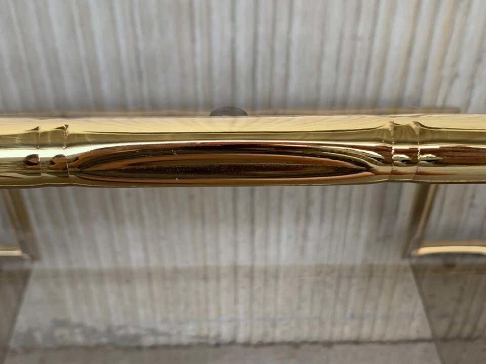 photo vinterior Console italienne mid-century modern en métal doré imitation bambou, plateau en verre fumé