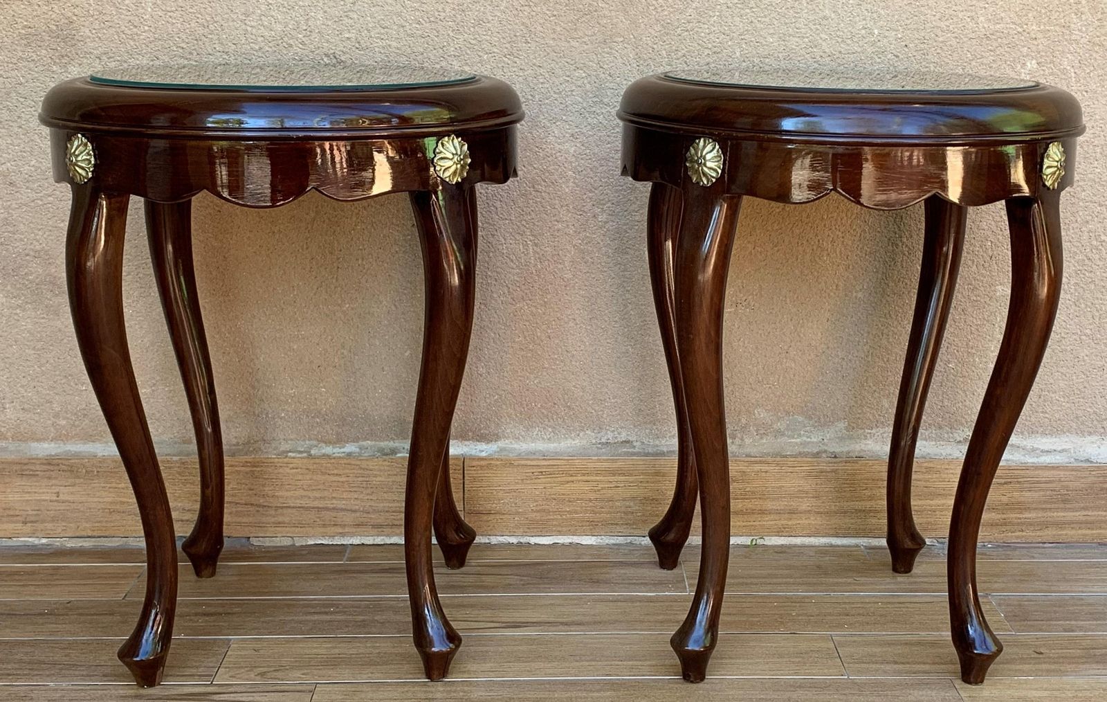Paire ou table individuelle, tables basses ou d'appoint françaises en acajou et loupe photo Mobilier
