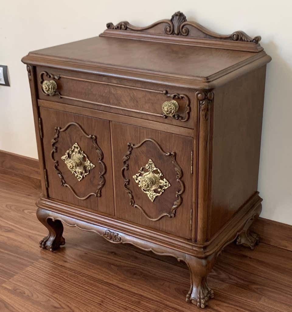 Paire de tables de chevet françaises du XXe siècle, un tiroir, portes et pieds à griffes photo furniture