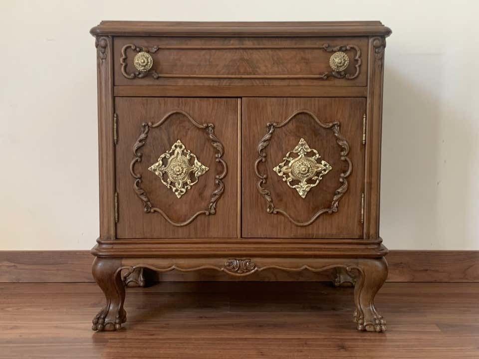 Paire de tables de chevet françaises du XXe siècle, un tiroir, portes et pieds à griffes photo Mobilier