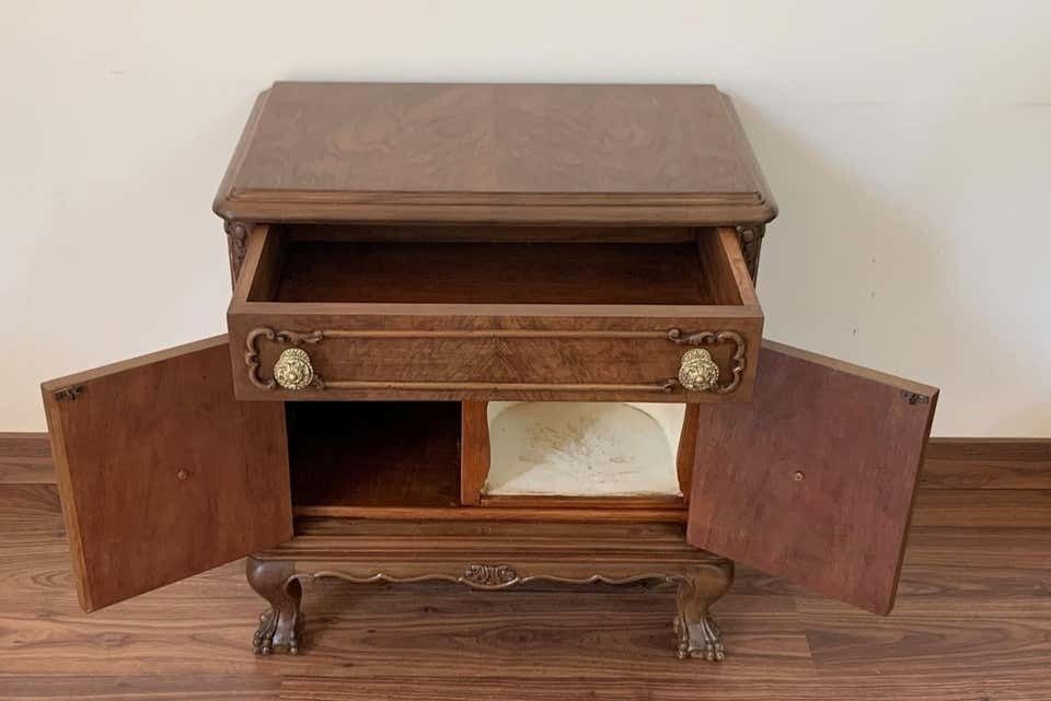 photo for sale Paire de tables de chevet françaises du XXe siècle, un tiroir, portes et pieds à griffes