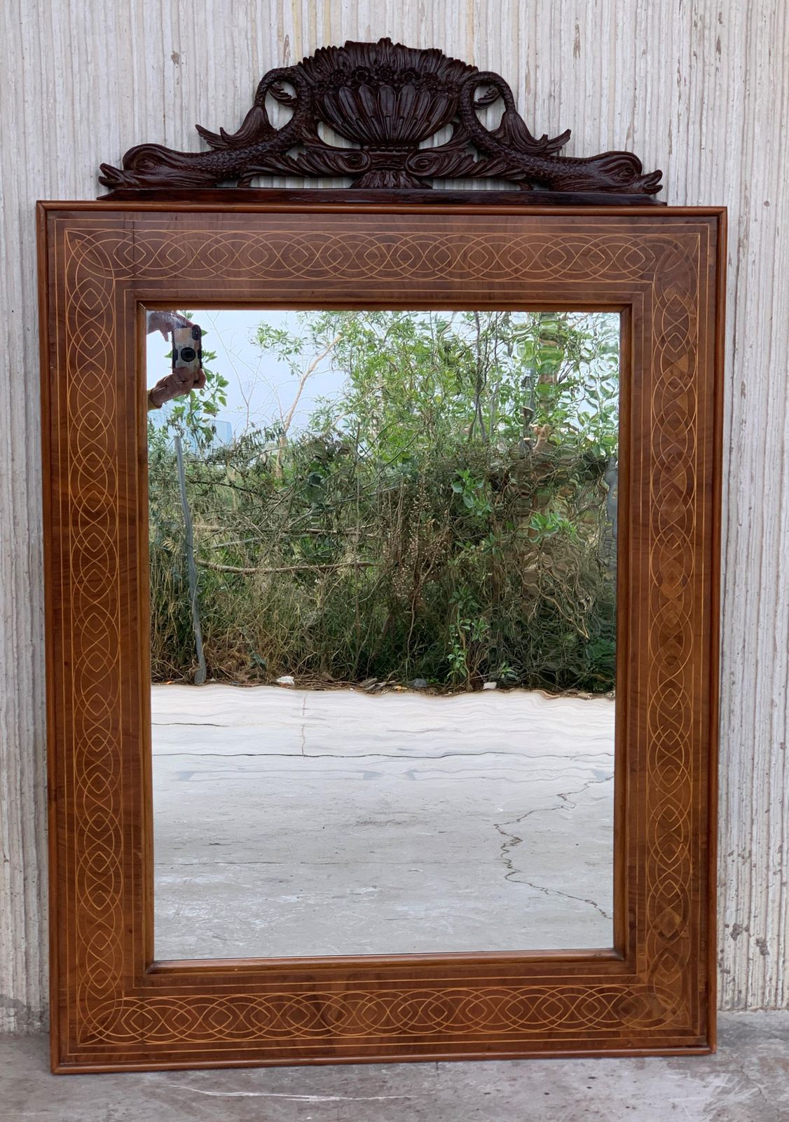 Miroir d'époque en acajou à marqueterie géométrique et fronton sculpté photo for sale